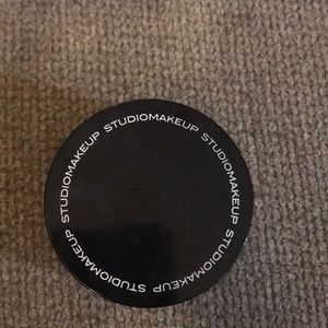 Studio Makeup HD Finishing Powder